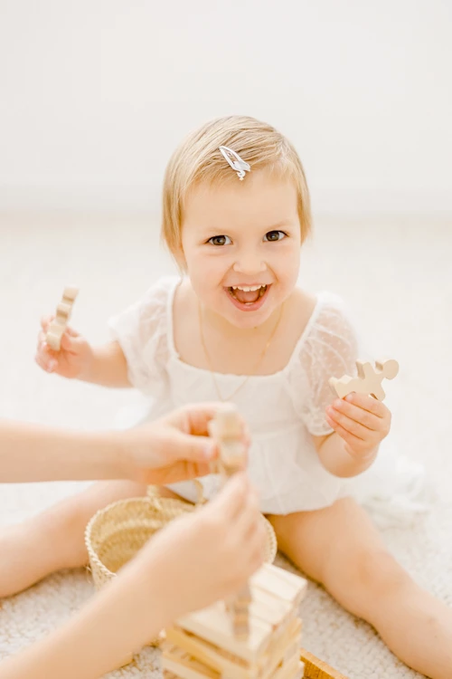 enfant bonheur marron gris orange